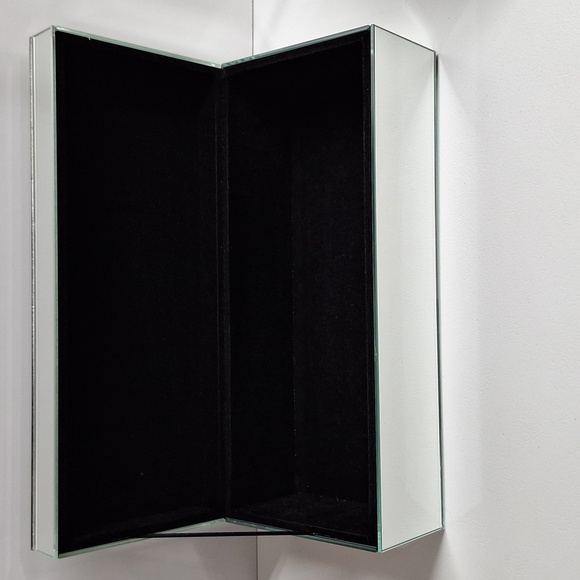 #AAO Mirrored jewelry box by cynthia Rowley - Picture 2 of 7